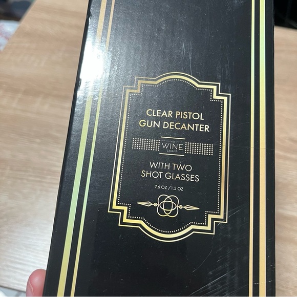 NEW Whiskey Decanter Set w/ 2 shot glasses - Picture 4 of 6